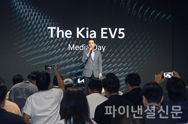 기아 국내사업본부장 정원정 부사장이 EV5 미디어 데이에서 환영사를 하고 있는 모습 (사진=기아)