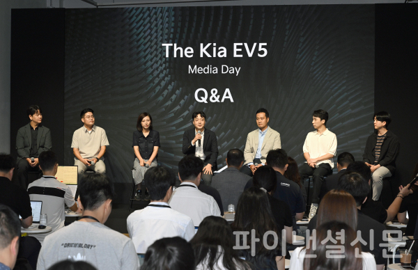 EV5 미디어 데이에서 발표자들이 미디어 질문에 답변을 하고 있는 모습(왼쪽부터, 기아넥스트디자인외장1팀 박재연 책임연구원, 기아넥스트디자인내장1팀 김영무 책임연구원, 기아넥스트CMF팀 이승아 책임연구원, 국내상품1팀 손용준 팀장, 상품CX기획팀 이상준 팀장, 차량제어개발1팀 김진욱 책임연구원, MSV프로젝트5팀 신승훈 책임연구원) (사진=기아)