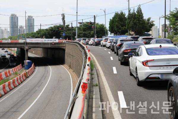 서울 서부간선도로 오목교 지하차도(일직 방향)의 차량 통행이 중단되자 주변 도로가 정체를 빚고 있다. (사진=연합)