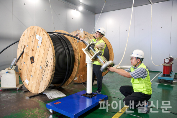 LS전선 연구원들이 MV 내화 케이블의 성능을 테스트하고 있다. (사진=LS전선)