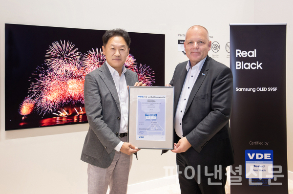 삼성전자 설훈 독일 CE Division장(왼쪽)과 안스가르 힌즈(Ansgar Hinz) VDE CEO(오른쪽)가 지난 5일 독일 베를린 IFA 2025 삼성전자 행사장에서 진행된 리얼 블랙 인증 수여식에서 기념 촬영을 하고 있다. (사진=삼성전자)