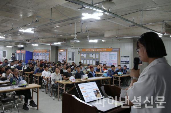 외국인 근로자들이 외국인 안전문화 지도사의 강의를 경청하고 있다. (사진=한화 건설부문)