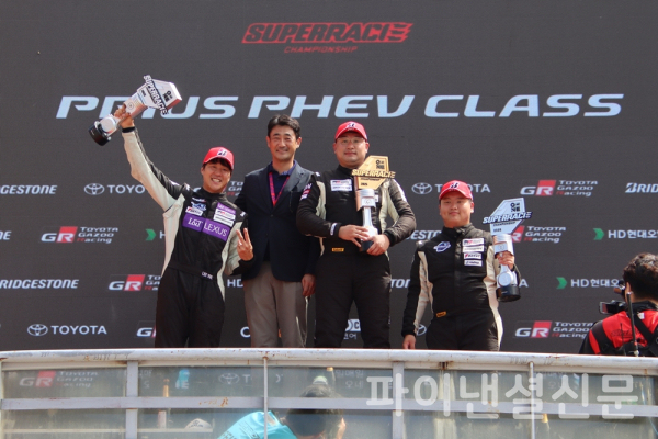 (왼쪽부터) 레드콘모터스포트 소속 이율 선수, 슈퍼레이스 마석호 대표, 부산과학기술대학교 소속 강창원 선수, 레드콘모터스포트 소속 최준원 선수 (사진=황병우 기자)