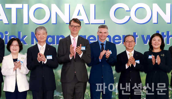 지난 11일 서울 서대문구 소재 이화여자대학교 ECC 이삼봉홀에서 열린 제7회 ‘Future Finance A.I. Challenge’ 시상식에서 참가자 및 관계자들이 기념촬영을 하고 있다. /사진=국민은행