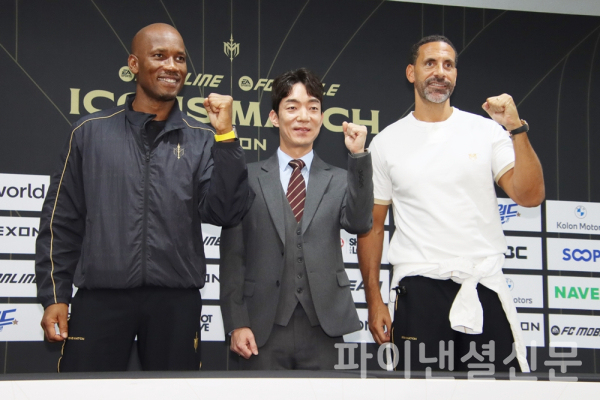 13일 오후 6시에 열린 '2025 넥슨 아이콘매치:창의 귀환' 기자간담회에서 'FC스피어' 주장 디디에 드로그바(왼쪽)와 '실드 유나이티드' 주장 리오 퍼디난드(오른쪽)이 넥슨 박정무 사업부사장(가운데)와 함께 기념사진을 촬영하고 있다. (사진=황병우 기자)
