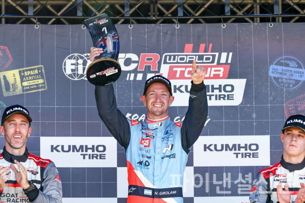 네스토르 지로라미 선수가 9월 12일~14일(현지시간) 열린 '2025 TCR 월드투어' 5라운드 호주 대회 두번째 레이스에서 우승을 차지하고 포디움에서 기뻐하는 모습. (사진=현대차)