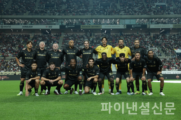단체 사진을 촬영하는 'FC스피어' 선수들 (사진=넥슨)