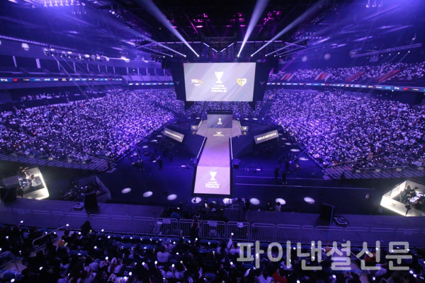 지난 28일 오후에 인천 영종도 인스파이어 아레나에서 열린 2025 LCK 파이널 결승전에는 젠지와 한화생명e스포츠의 경기를 보기 위해 많은 관중들이 경기장을 찾아 관중석을 가득 메웠다. (사진=황병우 기자)