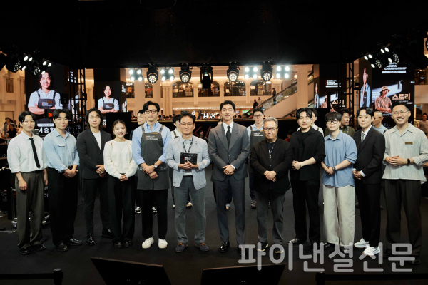 동서식품이 지난 27일 개최한 ‘2025 카누 바리스타 챔피언십’ 결선 개막식에서 동서식품 박영순 부사장(왼쪽 여섯번째)과 홍보모델 공유 배우(왼쪽 일곱번째) 등 관계자들이 기념 촬영을 하고 있다. (사진=동서식품)