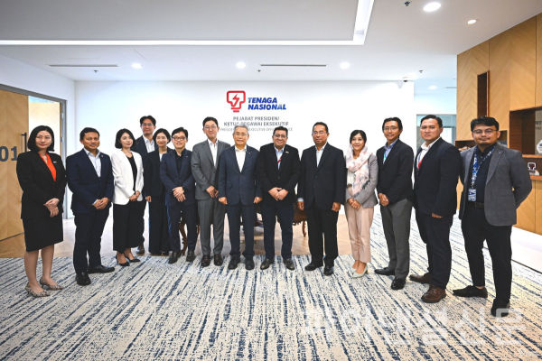 한국전력과 말레이시아 전력공사 임직원들이 기념촬영을 하고 있다. (사진=한국전력)