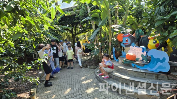 해녀 복장의 피카츄 앞에서 관람객들이 사진 촬영을 하고 있다. (사진=포켓몬코리아)