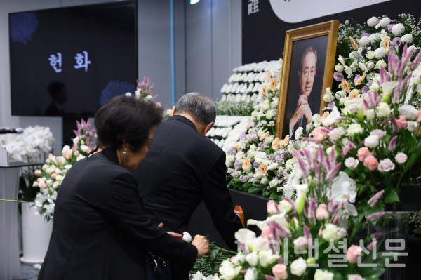10일 오전 서울 종로구 고려아연 본사에서 진행된 고(故) 최창걸 고려아연 명예회장 영결식에서 조문객들이 헌화하며 고인을 추모하고 있다. (사진=고려아연)