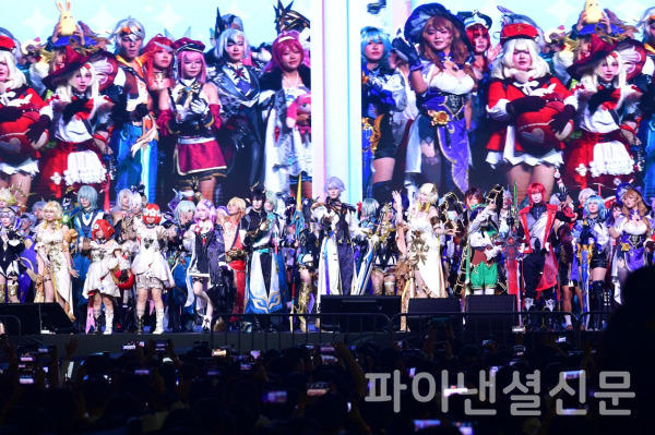 '호요랜드2025'에 참가한 코스어들이 관람객들에게 코스프레를 선보이고 있다. (사진=호요버스)