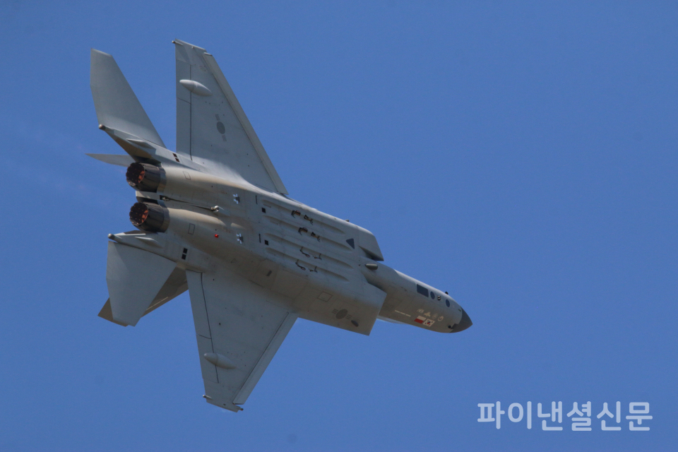 17일 오전 서울 ADEX 2025가 열린 성남 서울공항 상공에서 선회비행을 선보이는 한국형 초음속 전투기 'KF-21 보라매' 시제 5호기. (사진=황병우 기자)
