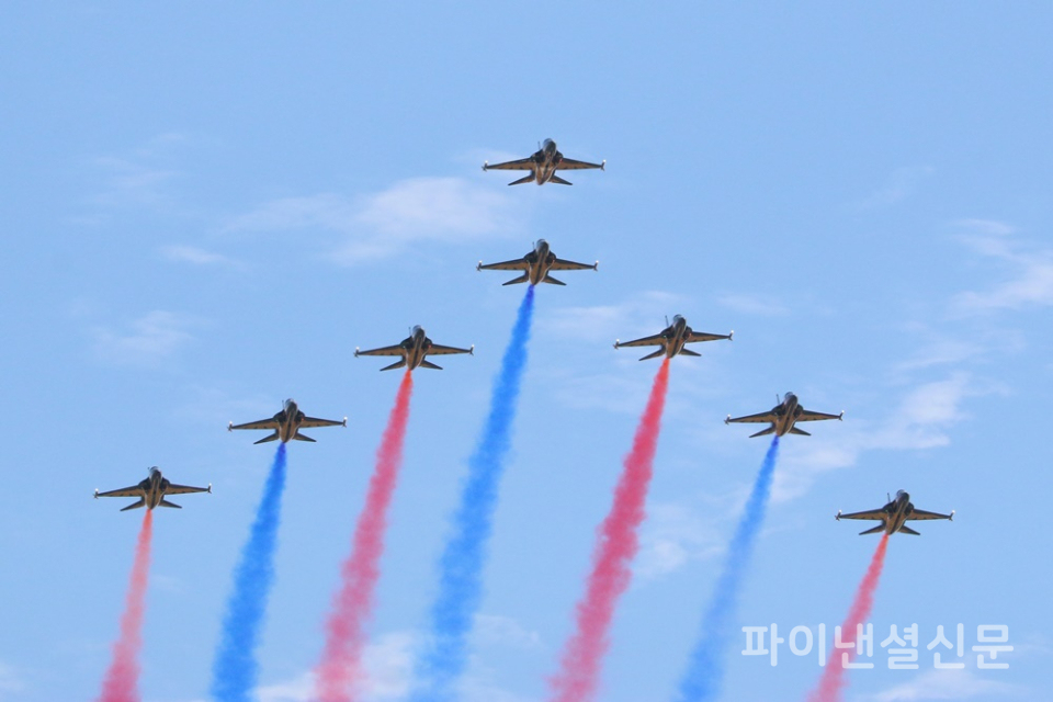 17일 오전 서울 ADEX 2025가 열린 서울공항 상공에서 블랙이글스가 화려한 에어쇼를 선보이는 모습. (사진=황병우 기자)