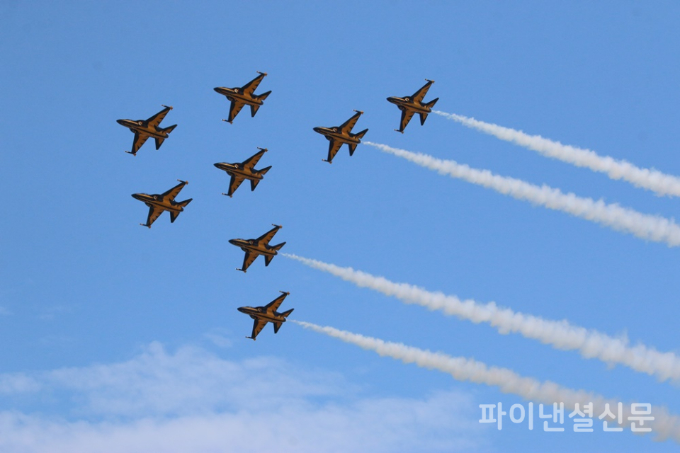 17일 오전 서울 ADEX 2025가 열린 서울공항 상공에서 블랙이글스가 화려한 에어쇼를 선보이는 모습. (사진=황병우 기자)