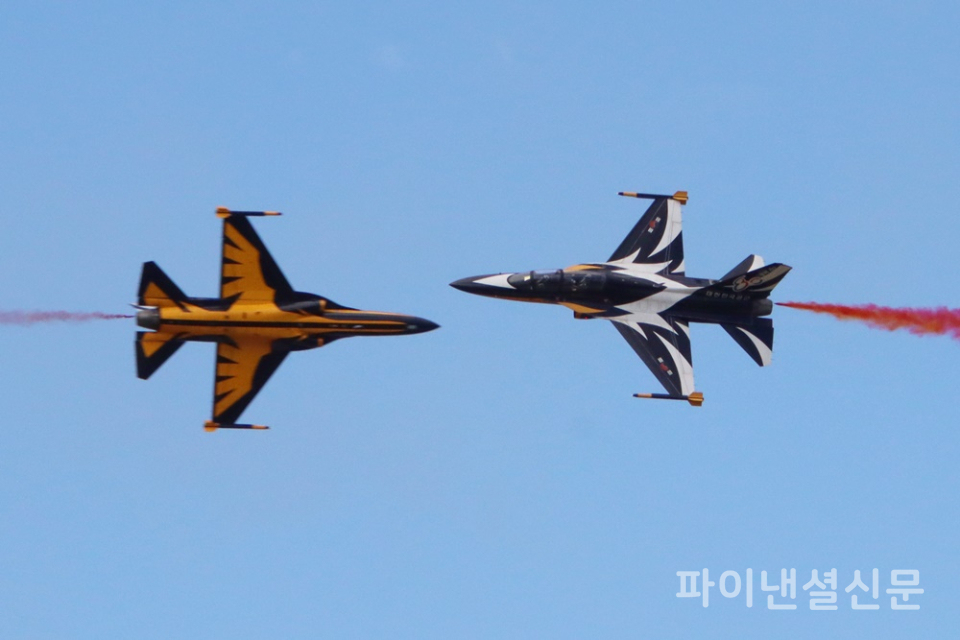 17일 오전 서울 ADEX 2025가 열린 서울공항 상공에서 블랙이글스가 화려한 에어쇼를 선보이는 모습. (사진=황병우 기자)
