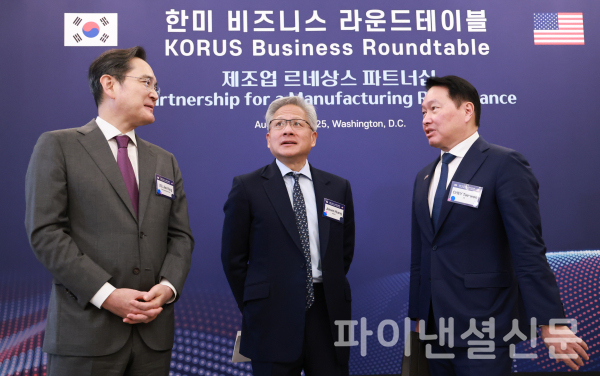 이재용 삼성전자 회장과 최태원 대한상공회의소 회장 겸 SK그룹 회장이 8월25일(현지시간) 미국 워싱턴DC 윌라드 호텔에서 열린 한미 비즈니스 라운드 테이블 리셉션에서 젠슨 황 엔비디아 최고경영자(CEO)와 대화하고 있다. /사진=연합뉴스