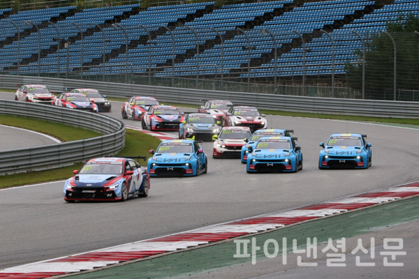 18일 오후 강원도 인제 스피디움에서 열린 FIA TCR 월드투어 한국 레이스 1 결선 레이스 스타트 모습. (사진=황병우 기자)