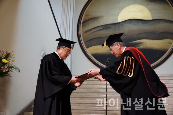 구자열 LS 이사회 의장(좌)이 지난 18일, 다나카 아이지 와세다대 총장으로부터 명예 법학박사 학위를 받고 있다. (사진=LS그룹)