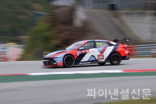 19일 오전 '2025 TCR 월드투어' 한국 레이스 결선 두번째 경기에서 미켈 아즈코나 선수의 196번 경주차가 인제 스피디움을 질주하고 있다. (사진=황병우 기자)
