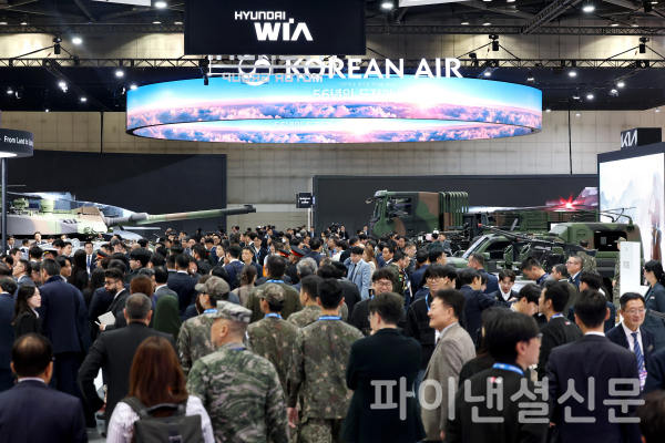 지난 20일 개막한 '서울 ADEX 2025' 비즈니스 데이에 방산 관련 전문 관람객들이 현대차그룹, 대한항공 부스 등을 둘러보고 있다. (사진=서울 아덱스 공동운영본부)