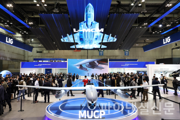 지난 20일 개막한 '서울 ADEX 2025' 비즈니스 데이에 방산 관련 전문 관람객들이 한국항공우주 부스 등을 둘러보고 있다. (사진=서울 아덱스 공동운영본부)