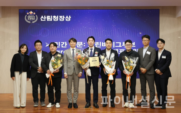 홍상균 롯데건설 디자인연구소장(가운데)이 ‘2025 대한민국 조경대상’ 시상식에서 수상 후 기념촬영을 하고 있다. (사진=롯데건설)