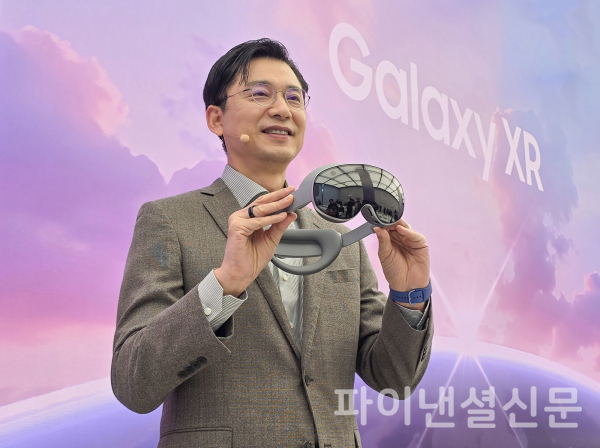 22일 삼성강남에서 진행된 '갤럭시 XR' 미디어 브리핑에서 삼성전자 한국총괄장 임성택 부사장이 '갤럭시 XR' 제품을 소개하는 모습 (사진=삼성전자)