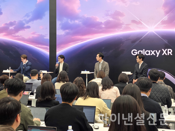 22일 삼성강남에서 진행된 '갤럭시 XR' 미디어 브리핑에서 구글 XR 제품관리 총괄 저스틴 페인(Juston Payne), 삼성전자 MX사업부 CX실장 김정현 부사장, 삼성전자 한국총괄장 임성택 부사장, 삼성전자 MX사업부 이머시브 솔루션(Immersive solution) 개발팀장 김기환 부사장이 Q&A를 진행하고 있는 모습(좌측부터) (사진=삼성전자)