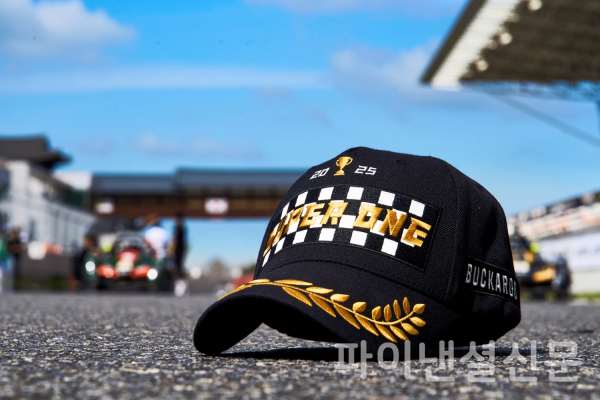 버커루 X 슈퍼레이스 2025 챔피언 모자가 한정 발매된다. (사진=한세엠케이)