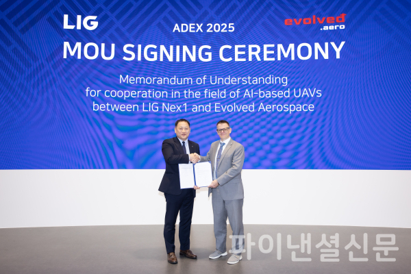 LIG넥스원과 스웨덴 이볼브드에어로스페이스(Evolved Aerospace)가 23일 AI 기반 무인헬리콥터와 드론 분야의 업무협력을 강화하는 양해각서를 체결했다. 최종진 LIG넥스원 미래전장사업부문 부문장(왼쪽)과 미카엘 타베니쿠(Mikael Taveniku) 이볼브드에어로스페이스 대표이사가 악수하고 있다. (사진=LIG넥스원)