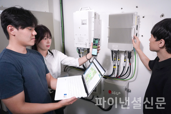 LG유플러스가 금오공대, 삼지전자와 손잡고 실제 상용망에서 오픈랜(Open RAN)의 완성도를 검증하기 위한 오픈랜 실증단지를 확대 구축한다. 사진은 LG유플러스 임직원과 금오공대 학생들이 구축된 오픈랜 장비를 실증하는 모습. (사진=LG유플러스)