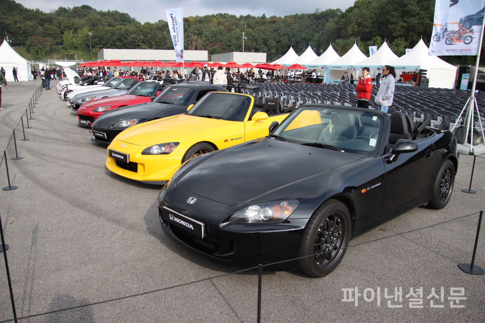 지난 25일 '2025 혼다데이 라이드 앤 드라이브(2025 Honda Day Ride N Drive)'가 열린 용인 에버랜드 스피드웨이에 일본 자동차 애니메이션 시리즈 '이니셜 D'에 등장해 더욱 유명해진 혼다 S2000 스포츠카가 전시된 모습 (사진=황병우 기자)