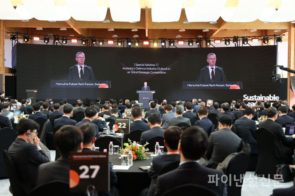 크리스토퍼 파인(Hon Christopher Pyne) 前 호주 국방장관은 ‘전략적 경쟁시대 호주 방위산업 정책 전망’을 주제로, 기술혁신과 국방 산업 간 협력 확대를 통한 국가 안보 강화 방안을 발표하고 있다. (사진=한화시스템)
