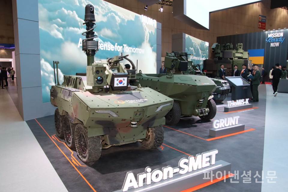 서울 ADEX 2025 한화 방산 3사 통합 부스에 전시된 다목적 무인차량 '아리온스맷' (사진=황병우 기자)