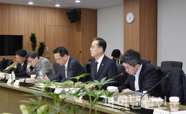 이형일 기획재정부 차관이 30일 서울 영등포구 한국수출입은행에서 열린 거시경제금융회의를 주재하고 있다. /사진=기획재정부