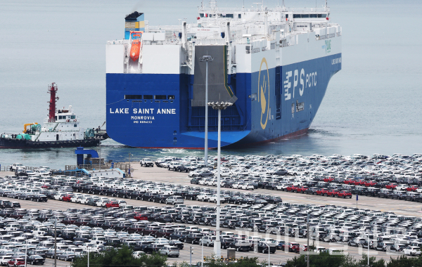 사진은 30일 경기도 평택항에 수출용 자동차가 세워져 있는 모습. /사진=연합뉴스