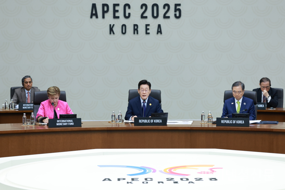 이재명 대통령이 31일 경주화백컨벤션센터(HICO)에서 열린 2025 아시아태평양경제협력체(APEC) 정상회의 제1세션을 주재하고 있다.