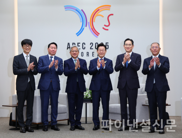 이재명 대통령이 31일 APEC 정상회의장인 경주화백컨벤션센터에서 젠슨 황 엔비디아 최고경영자 접견에 앞서 국내 기업 대표들과 함께 기념촬영을 하고 있다.왼쪽부터 이해진 네이버 이사회 의장, 최태원 SK그룹 회장, 젠슨 황, 이재명 대통령, 이재용 삼성전자 회장, 정의선 현대차그룹 회장. /사진=연합뉴스