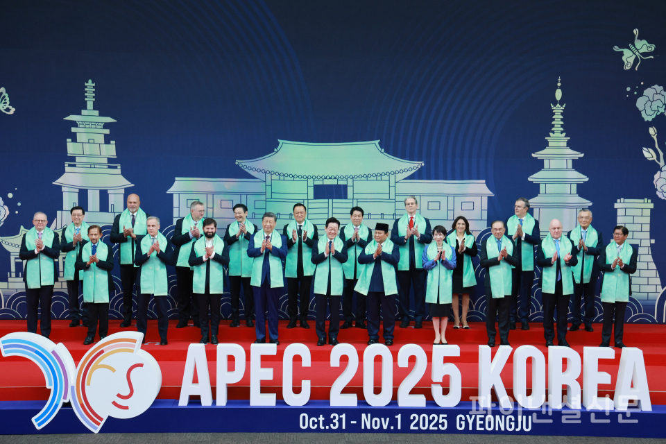 이재명 대통령이 1일 경주화백컨벤션센터(HICO)에서 열린 2025 아시아태평양경제협력체(APEC)에 참석한 각국 정상들과 기념촬영을 하고 있다.앞줄 왼쪽부터 앤서니 앨버니지 호주 총리, 하사날 볼키아 브루나이 국왕, 마크 카니 캐나다 총리, 가브리엘 보리치 칠레 대통령, 시진핑 중국 국가주석, 이 대통령, 프라보워 수비안토 인도네시아 대통령, 다카이치 사나에 일본 총리, 안와르 이브라힘 말레이시아 총리, 크리스토퍼 럭슨 뉴질랜드 총리, 페르디난드 마르코스 필리핀 대통령.뒷줄 왼쪽부터 존 리 홍콩 행정장관, 존 로쏘 파푸아뉴기니 부총리, 알렉세이 오베르추크 러시아 국제부총리, 로런스 웡 싱가포르 총리, 아누틴 찬위라꾼 태국 총리, 르엉 끄엉 베트남 국가주석, 스콧 베선트 미국 재무장관, 테레사 메라 페루 통상관광부 장관, 마르셀로 에브라르드 멕시코 경제부 장관, 린신이 대만 총통 선임고문. /사진=연합뉴스