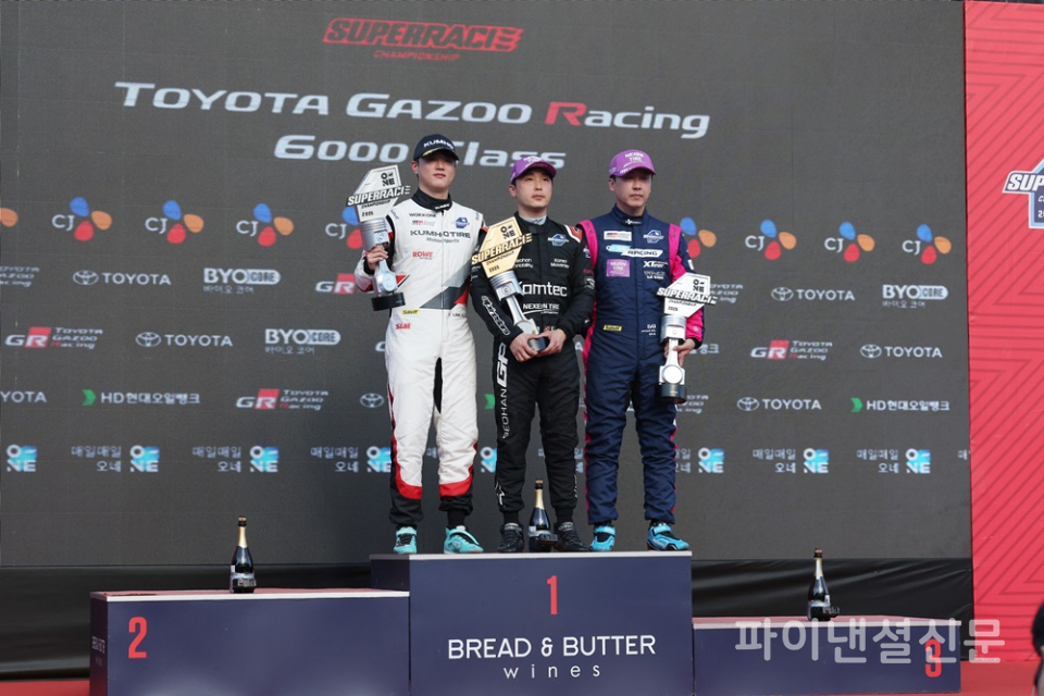 2025 오네 슈퍼레이스 챔피언십 8라운드가 열린 1일 용인 에버랜드 스피드웨이에서 포디움에 오른 (왼쪽부터) 이창욱(금호SLM), 정의철(서한GP), 오한솔(오네레이싱)이 기념사진을 촬영하고 있다. (사진=황병우 기자)