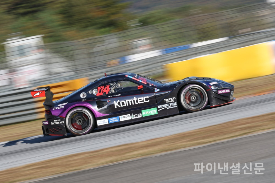 2025 오네 슈퍼레이스 챔피언십 8라운드가 열린 1일 용인 에버랜드 스피드웨이에서 서한GP 정의철 선수의 04번 경주차가 질주하고 있다. (사진=황병우 기자)