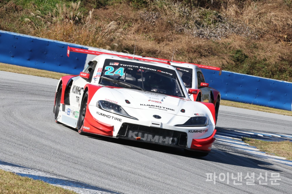 2025 오네 슈퍼레이스 챔피언십 8라운드가 열린 1일 용인 에버랜드 스피드웨이에서 금호SLM 이창욱 선수의 24번 경주차가 질주하고 있다. (사진=황병우 기자)
