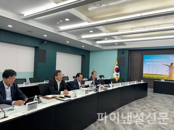 조정래 NH농협금융지주 부사장(사진 왼쪽 두 번재)가 지난 10월 31일 서울 중구 소재 본사에서 ESG추진협의회를 주재하고 있다. (사진=NH농협금융지주)