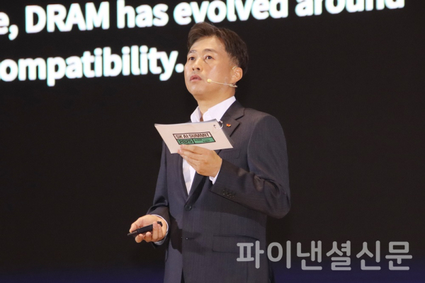 곽노정 SK하이닉스 CEO가 3일 코엑스에서 열린 'SK AI 서밋 2025' 에서 'AI 시대, SK하이닉스가 그리는 새로운 비전과 기술'을 주제로 기조연설을 하고 있다. (사진=황병우 기자)