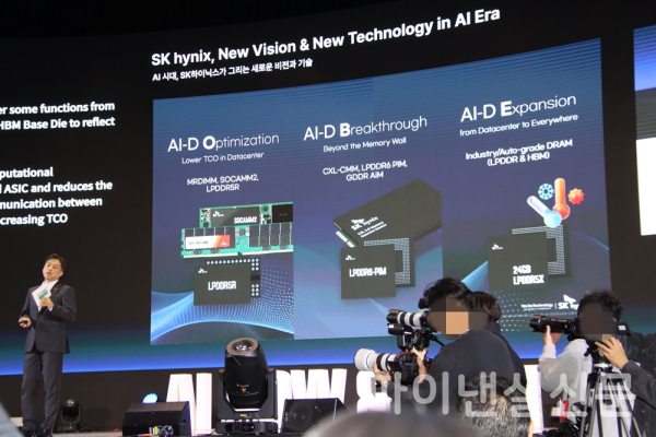 곽노정 SK하이닉스 CEO가 3일 코엑스에서 열린 'SK AI 서밋 2025' 에서 'AI 시대, SK하이닉스가 그리는 새로운 비전과 기술'을 주제로 기조연설을 하고 있다. (사진=황병우 기자)