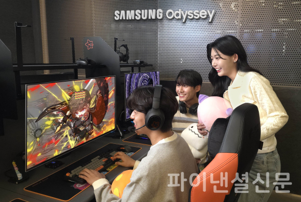 삼성전자 모델이 넥슨 플래그십 게이밍 공간 '메이플 아지트'에서 삼성 오디세이 게이밍 모니터로 게임을 체험하고 있다. (사진=삼성전자)