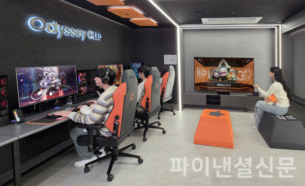 삼성전자 모델이 '메이플 아지트'의 '프리미엄 룸'에서 오디세이 G8으로 게임을 플레이하고 삼성 OLED로 콘텐츠를 시청하고 있다. (사진=삼성전자)