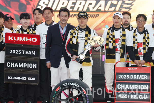 2일 2025 오네 슈퍼레이스 챔피언십 최종전(9라운드)가 열린 경기도 용인 에버랜드 스피드웨이에서 이창욱 선수와 금호 SLM 팀원들이 드라이버 챔피언과 팀 챔피언을  기념해 사진을 촬영하고 있다. (사진=황병우 기자)